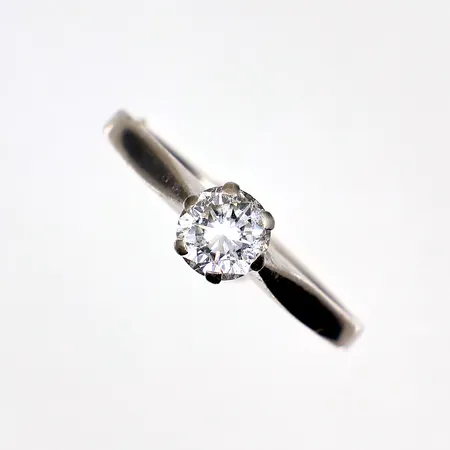 Ring med diamant 1x0,54ct TW/VS, stl: 17¾, oval skena 18K Vikt: 2,6 g