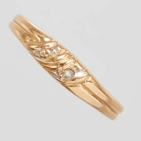 Ring med diamant stl:16, 1 x ca 0,005ct, skev, 18K Vikt: 1,0g Vikt: 1 g