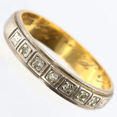 Ring med diamanter ca 0,01x6, stl: 17, bredd: 3,5mm, tvåfärgad, gravyr, 18K Vikt: 3,4 g