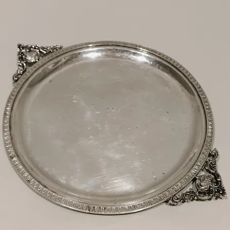 Serveringsfat med handtag Ø26,5cm bredd 34cm höjd 1,5cm repor missfärgningar silver 900/1000 Vikt: 640,7 g