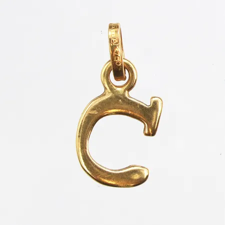 Hänge bokstaven "C", längd 17,1mm, bredd 1,3-7,1mm, 18K. Vikt: 0,8 g