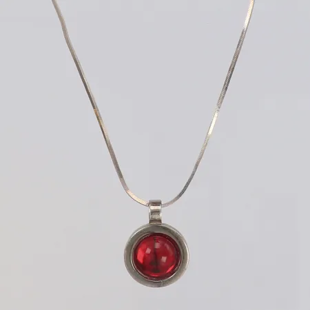 Hänge med röd sten, Ø 17mm, ormlänk, 38cm, bredd 1mm, 925/1000 silver Vikt: 7,8 g