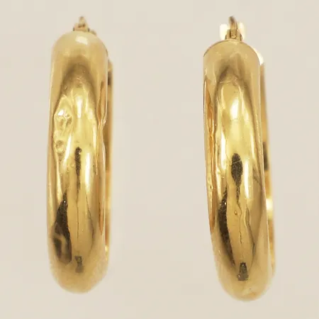 Ett par örhängen Ø2cm bredd 5,0mm buckliga 18K Vikt: 2,4 g