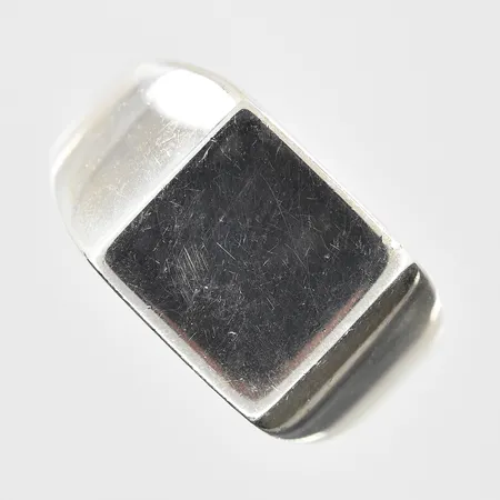 Berlock med vita stenar GHA bokstaven M, längd 20mm, bredd 10mm, silver 925/1000. Vikt: 1,8 g