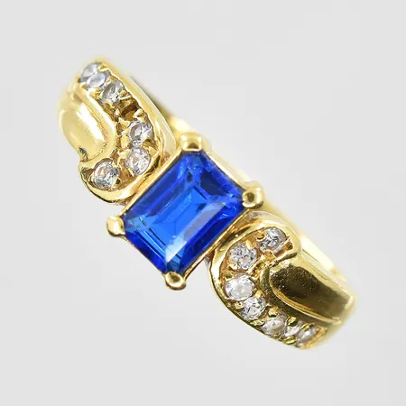 Armring med blomdekor samt odlade sötvattenpärlor Ø3-5mm, innermått 60x52mm, bredd 7-14mm, tillverkad D9/1954,  öppningsbar, ihålig, gravyr, 18K. Vikt: 13,7 g