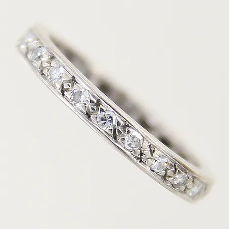 Ring med diamant ca 0,02ct stl:16 bredd 2,4-3,1mm, repig skena, vitguldsdetaljer 18K  Vikt: 1,6 g