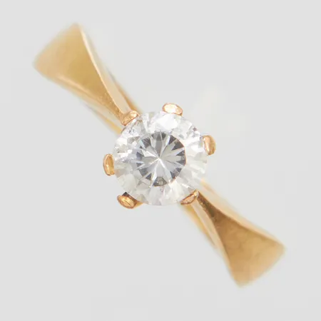 Ring med vit sten stl:17¼, bredd 2-7mm, defekt klo, 18K Vikt: 3,5g Vikt: 3,5 g