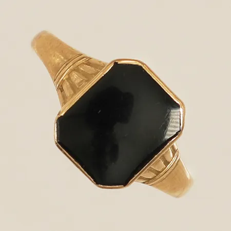 Klackring med onyx stl:19¼ bredd 11,5mm år 1947 18K Vikt: 3,3 g