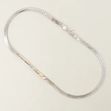Collier kantig ormlänk med odlad barocka sötvattenpärla längd 46cm bredd 1,2mm viss skevhet på länk vid öglan silver 925/1000 Vikt: 7,2 g