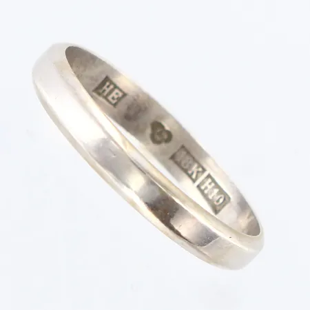 Ring slät stl: 18¼ bredd: 3mm, Heribert Engelbert, vitguld, gravyr, 18K Vikt: 2,3 g