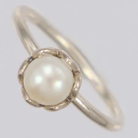 Ring med vit pärla Pandora, ALE 56, stl:17¾, bredd 8,2mm, 925/1000 silver Vikt: 2,5 g