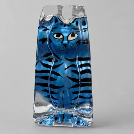 Figurin katt, Renate Stock Paulsson för Sea Glasbruk, Kosta, höjd 13,5cm bredd 7cm, handmålat glas, signerad, limrester från etikettmärkning. 