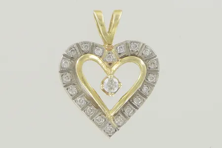 Hänge med diamanter 0,10ct i mitten + 20x 0,01ct, längd 2,3 cm bredd 1,8 cm, 18K  Vikt: 2,9 g