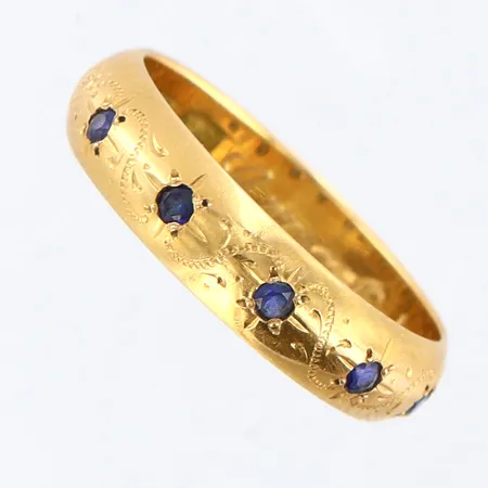 Ring med blåa stenar stl: 19, bredd: 5mm, mönster, gravyr, 18K Vikt: 5,5 g