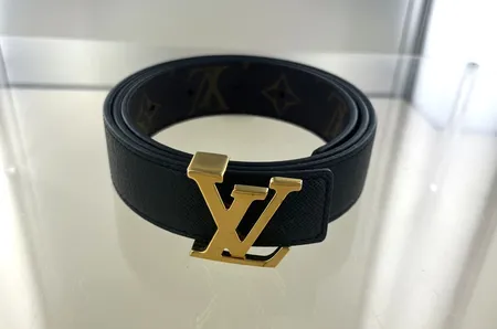 Skärp/bälte Louis Vuitton Initials Reversible Belt modellnr M9453, längd ca 95cm, bredd 30mm, svart läder samt monogram canvas, guldfärgad metall, små slitage på bältesspänne, dustbag, box 