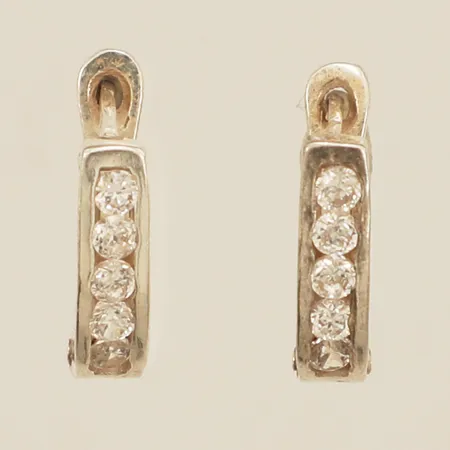 Ett par örhängen med vita stenar längd 11,8mm bredd 3,0mm  silver 925/1000 Vikt: 1,6 g