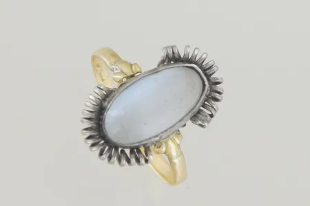 Ring med sten str: 18½ 18K/silver, sliten sten Vikt: 3,4 g