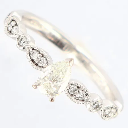 Ring med diamanter totalt 0,42ct, stl: 16½, bredd: 2-6mm, gravyr, vitguld, 18K Vikt: 2,6 g