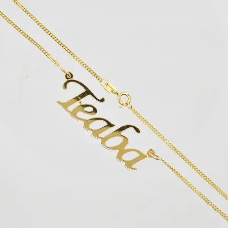 Collier med integrerat namnhänge, längd 54cm, länkens bredd 1mm, 21K. Vikt: 7,1 g