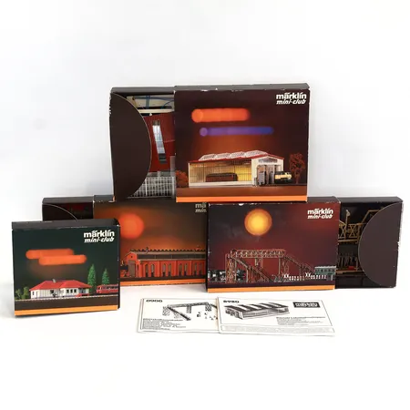 Märklin mini-club byggnader, Z-skala 4 stycken, tågstation nr 8962, gångbro nr 8986, lokstall nr 8981, lokstall nr 8980, med originalkartonger i delvis slitet skick, ej funktionstestade