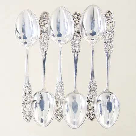 Tesil med dekor av blomma Ø62mm skev samt buckligt silver 830/1000  Vikt: 12 g