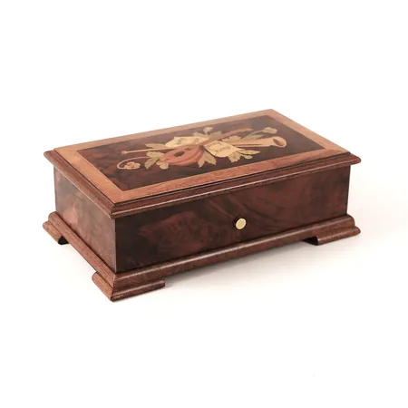 Speldosa Reuge Music Schweiz, nr 350105 CH3/50, 01047, musik av Mozart, Eine kleine Nachtmusik: Allegro, Romance, Menuet, mått 22,5x13x7cm, trä och metall. OBS! Skickas ej.  Specialfrakt, kontakta pantbankskontoret för mer information.