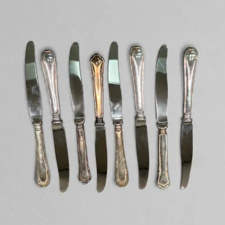 8 Knivar olika modeller, blad i rostfritt stål, silver 830/1000 brv 490,7g. 