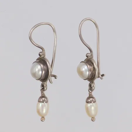Ett par örhängen med imitationspärlor, Guldfynd, 30mm, bredd 8,5mm, ojämna hållare, 925/1000 silver Vikt: 3 g