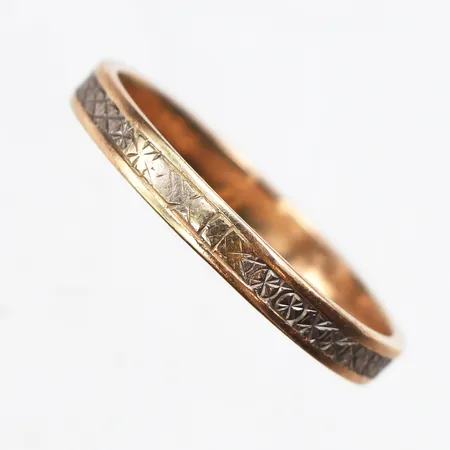 Ring med mönster, vitgulds detaljer, stl:18½, bredd 2,8mm, gravyr, 18K. Vikt: 2,7 g