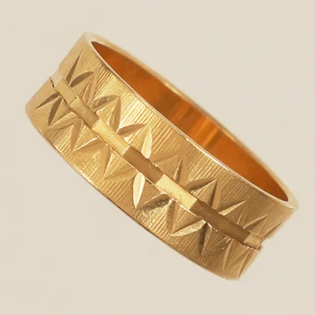 Ring stl:17½ bredd 6,9mm gravyr ostämplat 18K Vikt: 4,5 g