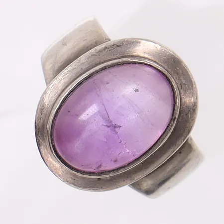 Ring med ametist stl:17¼, bredd 4,5-18,5mm, något skev, silver 925/1000 Vikt: 10,4 g