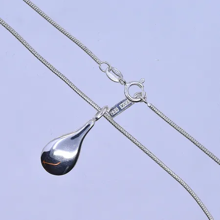 Collier med granater längd 42,5 cm bredd 2-15 mm förgyllt silver 830/1000. Vikt: 7,9 g