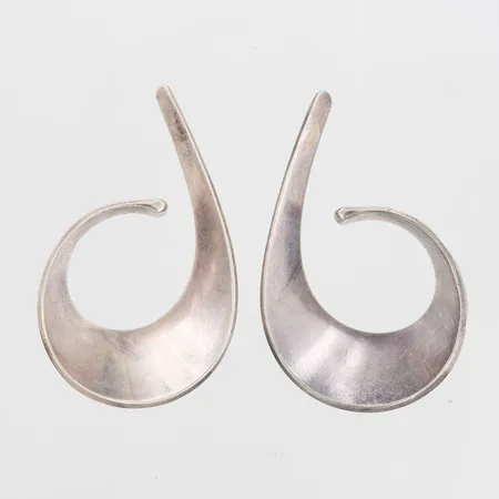 Örhängen/öronsmycken Tone Vigeland "Slynge - sling", PLUS Sølvstuen, Fredrikstad, höjd 48mm, bredd 30mm, ej stift eller clips, örhänget träs på örat, silver 925/1000 Vikt: 17,9 g