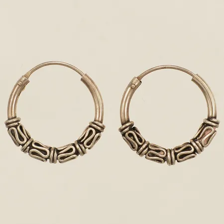 Ett par örhängen creoler med mönsterdekor Ø19mm, bredd 3mm silver 925/1000 Vikt: 2,8 g