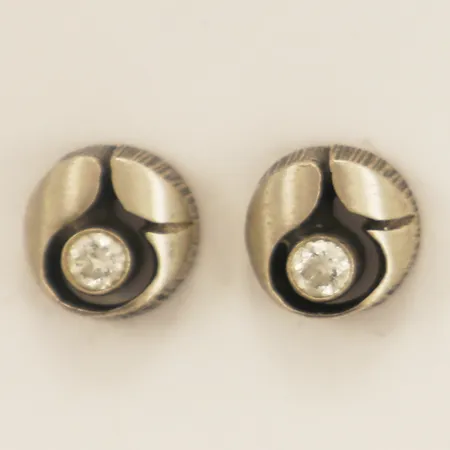Ett par örhängen med bergkristall Karl Laine Finnfeeling längd 8,6mm bredd 8,5mm 925/1000 silver Vikt: 1,9 g