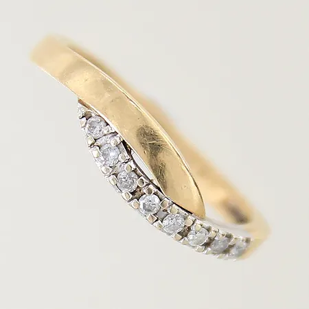 Ring med diamanter 0,12ctv enligt gravyr stl:17½ bredd 2,2-5mm, vitguldsdetalj, repig skena 18K  Vikt: 2,9 g
