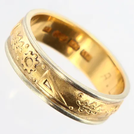 Ring med mönster, stl: 19¼, bredd: 6mm, gravyr, tvåfärgad, 18K Vikt: 7,5 g