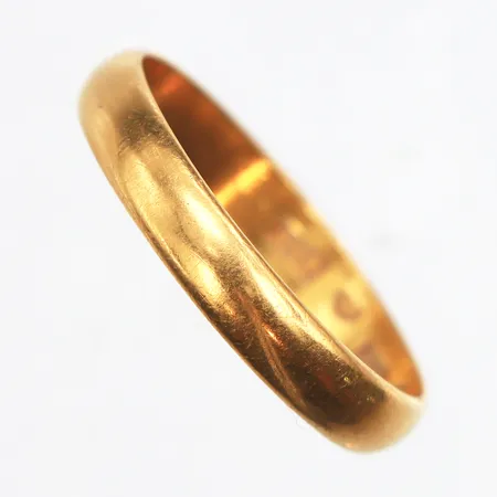 Ring slät, stl:19½, bredd 3,8mm, gravyr, 23K. Vikt: 3,8 g