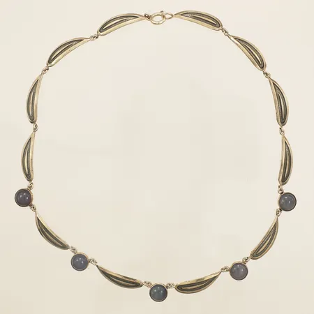 Collier med kalcedon längd  40,5cm bredd 3,5-9,2cm år 1963 silver 830/1000 Vikt: 16 g