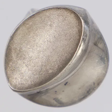 Ring med delvis matterad dekor, något reglerbar storlek, stl:18½, bredd 25mm, Siro Koru Åbo 1973, repig, 925/1000 silver Vikt: 8,8 g