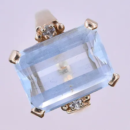 Ring Bismarck med vit sten stl: 16½ bredd 2-4mm 18K. Vikt: 1,1 g