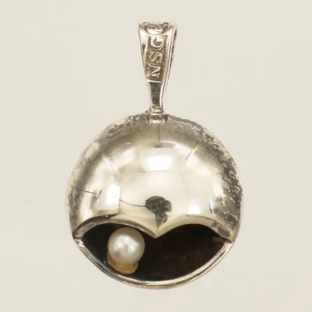 Hänge med odlad pärla längd 23mm, bredd 16,3mm Galleri 3 Stig Nolin år 1985 limrester vid pärla silver 925/1000 Vikt: 3,1 g