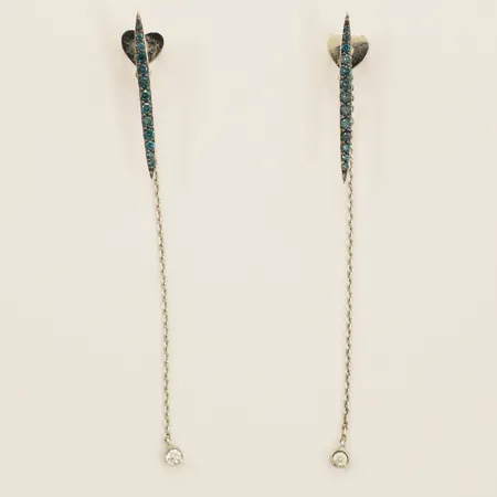 Ett par örhängen med blå stenar samt diamanter 2xca0,03ct längd 65mm bredd 1,8mm vitguld 14K Vikt: 2,3 g