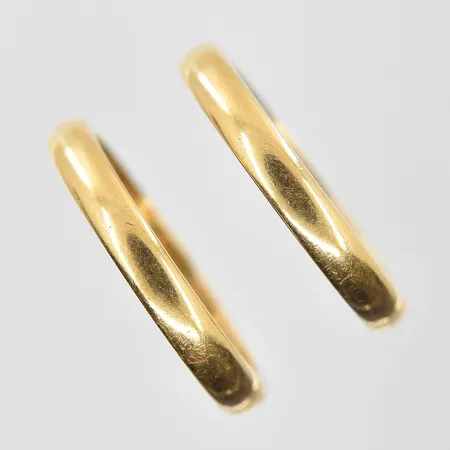 2 ringar stl:16½ bredd 3mm, gravyr, 18K. Vikt: 6,3 g