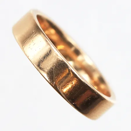 Ring slät, stl:18, bredd 4,9mm, gravyr, något repig, 18K. Vikt: 7,7 g