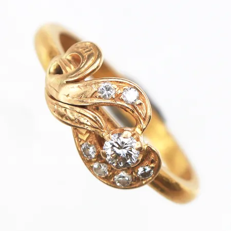 Ring med vita stenar, stl:17¼, bredd 2,2-8,3mm, gravyr, 23K.  Vikt: 5,2 g