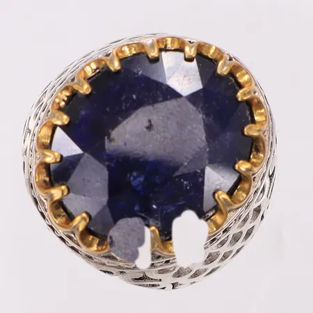 Klackring med infärgad safir stl:20, bredd 6-23,2mm, nagg och repor på safir, förgyllda detaljer, silver 925/1000 Vikt: 15,6 g