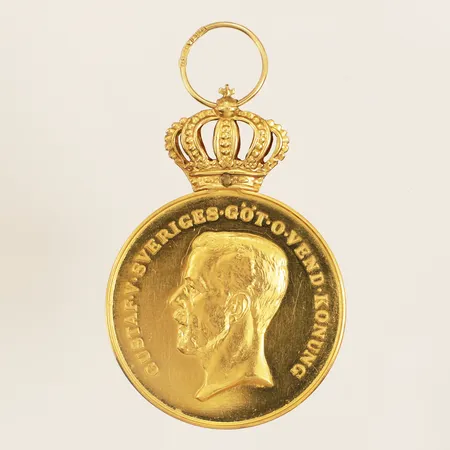 Medalj Gustaf V Sveriges Göt o Vend Konung - Af Kungliga Patriotiska Sällskapet, För Långvarig trogen tjänst ca Ø35mm personlig gravyr mynt 23K krona inkl ögla i 18K Vikt: 29,4 g