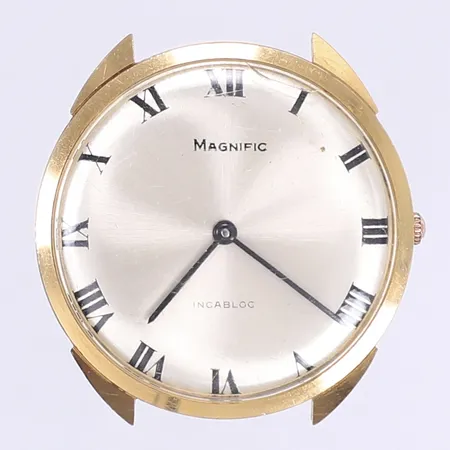 Herrur Magnific Ø34mm, manuell, cal. Peseux 320, 18K i boett, boett märkt Sigma-Valmon Geneve, boettnummer 172442.393, plexiglas repigt, smricka i glas mellan kl 12-1, repig boett, trög i uppdrag, tickar men ej testad för tidshållning, inget band, 18K Bruttovikt: 22,2g