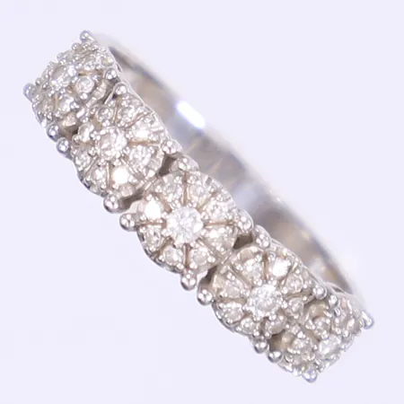 Ring med diamanter totalt 5xca 0,01ct 40xca 0,005ct stl:16 bredd 3-5mm, tillv. Guldfynd, vitguld, 18K Vikt: 2,6 g